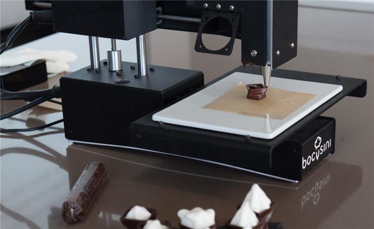Biozoon in Bremerhaven: Schokoladenbecher aus dem 3-D-Drucker Schicht für Schicht entsteht ein Schokoladen-Becher mit Hilfe eines 3-D-Druckers, ein Prototyp, mit dem Biozoon arbeitet.