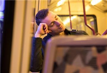 Ein Mann schläft in einer Bahn. Schichtarbeit kann heftige Folgen für den Körper haben. Wir zeigen, was das bedeutet.