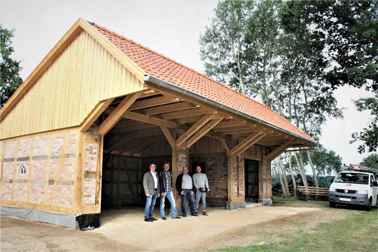 Gyhumer Heimathaus bekommt eine Remise zum Nachbarn Schick sieht sie aus, die neue historische Remise. Ralf Grabau (Architekt), Werner Brüning (Vereinsvorsitzender), Henry Riebesell (stellvertretender Vorsitzender) und Thorsten Blanken (Dachdecker, von links) sind zufrieden.