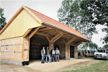 Schick sieht sie aus, die neue historische Remise. Ralf Grabau (Architekt), Werner Brüning (Vereinsvorsitzender), Henry Riebesell (stellvertretender Vorsitzender) und Thorsten Blanken (Dachdecker, von links) sind zufrieden.