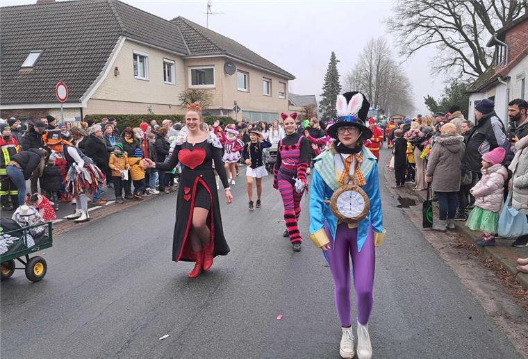 Schick und bunt sind die Kostüme beim Karneval in Wehdel.