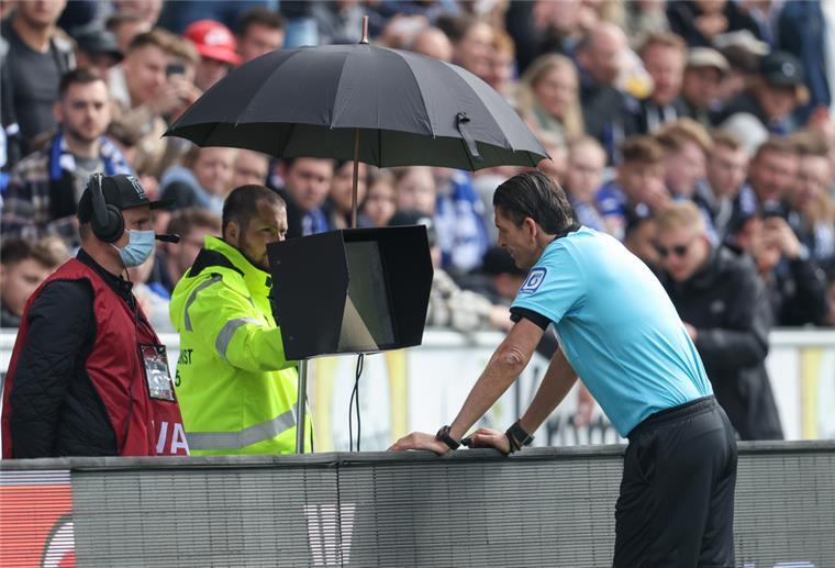 Kritik an Videobeweisen im Fußball: Überprüfung dauert zu lange Schiedsrichter Deniz Aytekin schaut auf einen Videomonitor nach Eingriff des Video Assistant Referee