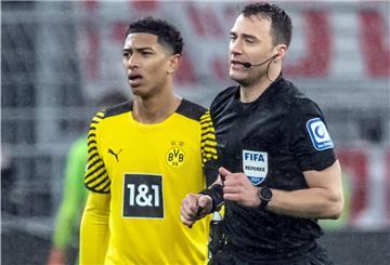 Fußball, Bundesliga, Borussia Dortmund - FC Bayern München, 14. Spieltag im Signal Iduna Park. Schiedsrichter Felix Zwayer (r) läuft an Dortmunds Jude Bellingham zum Spielfeldrand, um sich den Videobeweis für den anschließend gegebenen Strafstoß anzuschauen. 