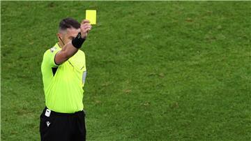 Schiedsrichter Istvan Kovacs zeigt bei der EM eine Gelbe Karte.
