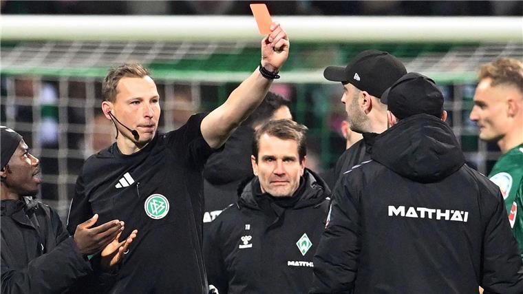 Turbulentes Spiel in Bremen: Beide Trainer jetzt gesperrt Schiedsrichter Martin Petersen zeigt Werder-Trainer Ole Werner die Rote Karte.
