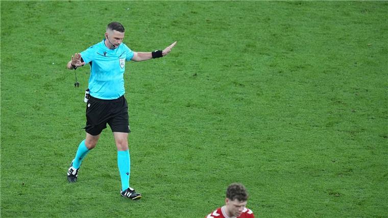 Abseits? Hand? Videobeweis-Debatte nach Deutschland-Sieg Schiedsrichter Michael Oliver hatte viel mit dem VAR zu tun.