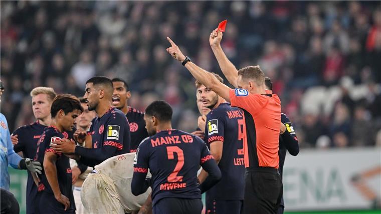 Empörte Augsburger: „Harry Kane hätte den Elfer bekommen“ Schiedsrichter Sören Storks zeigt Augsburgs Samuel Essende (verdeckt) Rot.