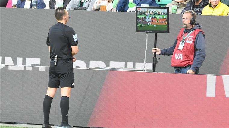 VAR-Ärger: Schiedsrichter Jablonski wünscht sich neue Regel Schiedsrichter Sven Jablonski überprüft die Rote Karte gegen Stuttgarts Atakan Karazor.