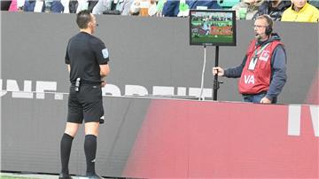Schiedsrichter Sven Jablonski überprüft die Rote Karte gegen Stuttgarts Atakan Karazor.