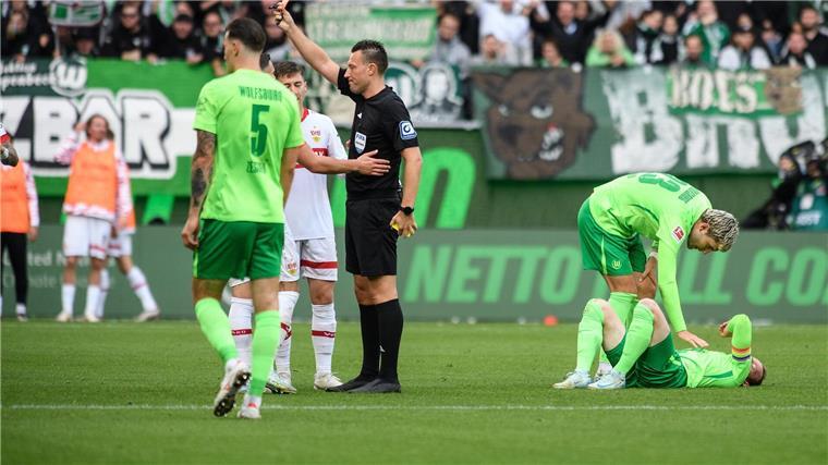 VAR-Ärger: Schiedsrichter Jablonski wünscht sich neue Regel Schiedsrichter Sven Jablonski zeigt Stuttgarts Atakan Karazor (nicht im Bild) die Gelb-Rote Karte.