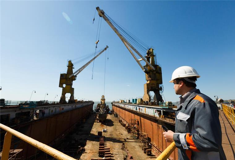 Schiffsbauingenieur im Trockendock