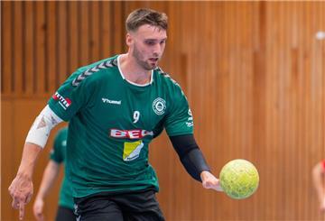 Julian Langwucht (vorn) mit Ball.