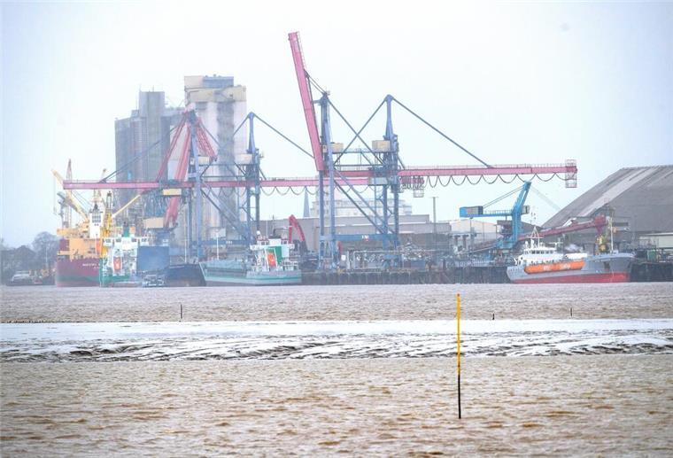 Schiffe im Hafen Brake