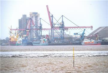 Schiffe im Hafen Brake