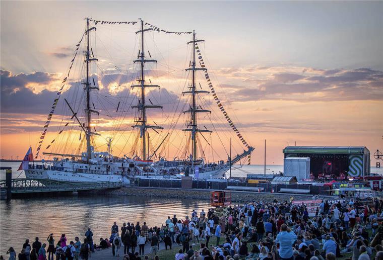 Die Maritimen Tage 2023 Zahlreiche Besucher blicken auf eine Musikbühne und Schiffe am Bremerhavener Deich.