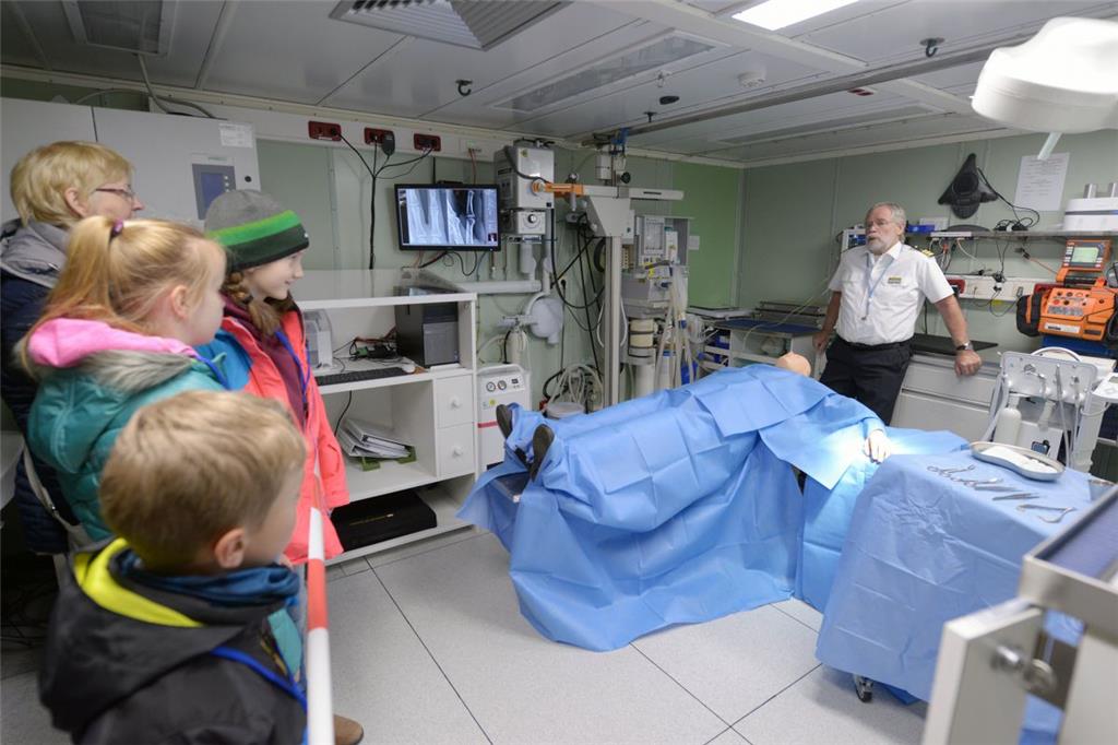 Schiffsarzt Thomas Scholl erzählt, was er macht. Foto Schimanke