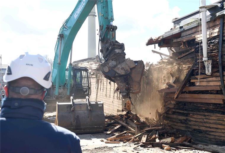 Bremerhaven: Bagger wrackt die „Seute Deern“ ab Schiffsfreunden tut dieser Anblick weh: Ein Bagger reißt Stück für Stück die Bordwand der „Seuten Deern“ ab.