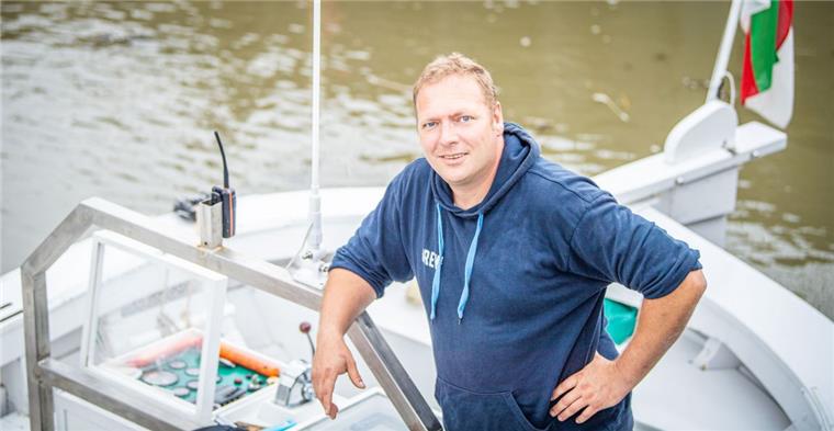 Zoff im Hafen: Schiffsführer Oliver Seibel vom Verein "Lottjen" hat sich in einen Brief an den Oberbürgermeister über die Schiffergilden-Führung beklagt.