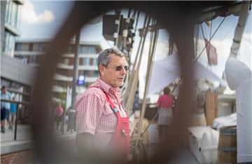 Schiffskapitän Cornelius Bockermann auf der &quot;Avontuur&quot;. Seestadtfest 2...