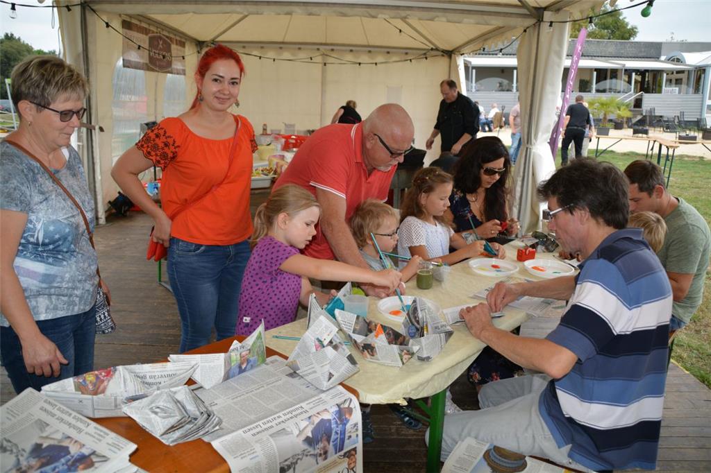 Schiffswerft der NORDSEE-ZEITUNG: Redakteur Andreas Schoener bastelt mit Kristin...