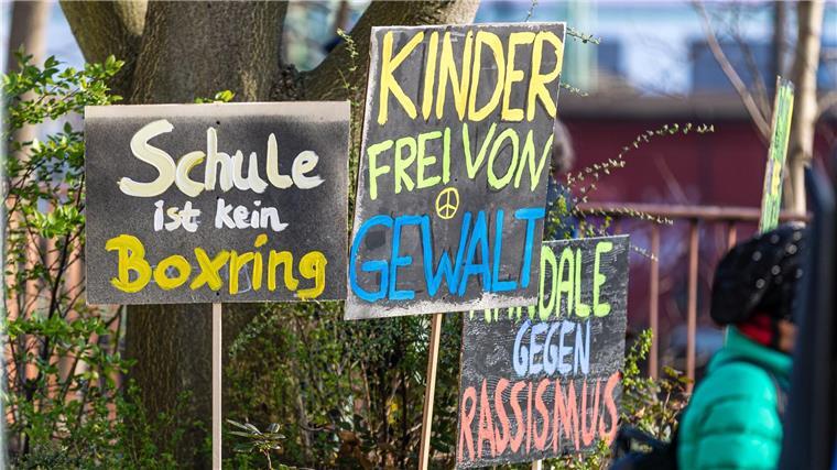 Kultusministerin kündigt Maßnahmen gegen Schulgewalt an Schilder mit Anti-Gewalt-Slogans stehen bei einer Demo vor einem Schulamt.