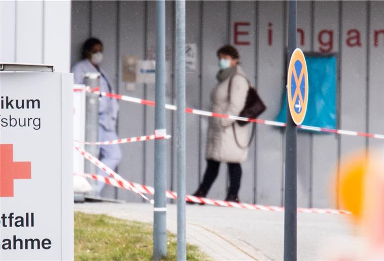 Aufnahmestopp für Pflegeheime in Niedersachsen Schilder weisen am Klinikum Wolfsburg den Weg zur Notaufnahme.