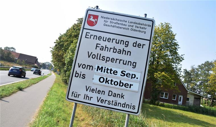 In der Wesermarsch werden zwei Ortsdurchfahrten gesperrt Schilder wie dieses weisen vor den Ortseinfahrten von Schweewarden (Foto) und Langwarden auf die bevorstehenden Bauarbeiten hin.