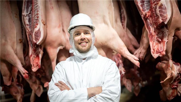 Urteil nach Schlachthof-Einbruch: Aktivisten sollen zahlen Schlachthofbetreiber Niko Brand verweist auf EU-Recht, wonach die Betäubung der Tiere mit CO2 bis heute erlaubt ist.