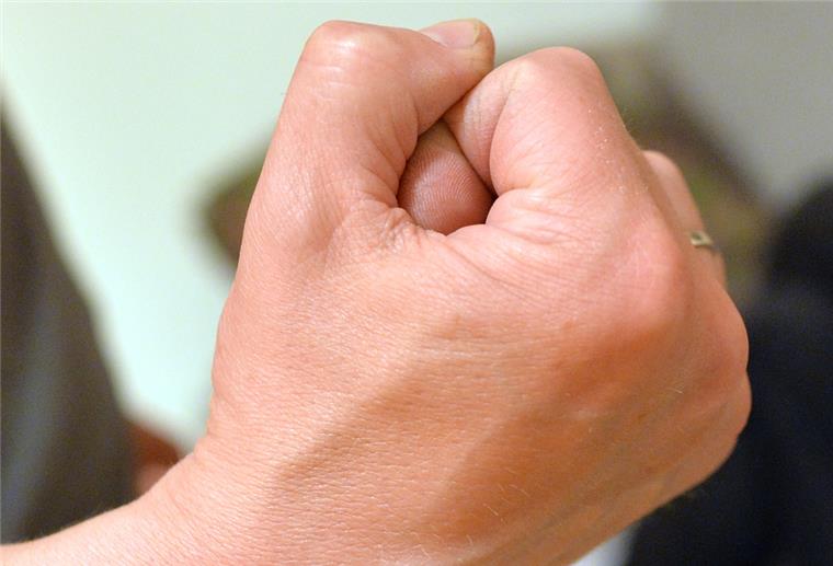 Eine Frau versucht, sich vor der Gewalt eines Mannes zu schützen