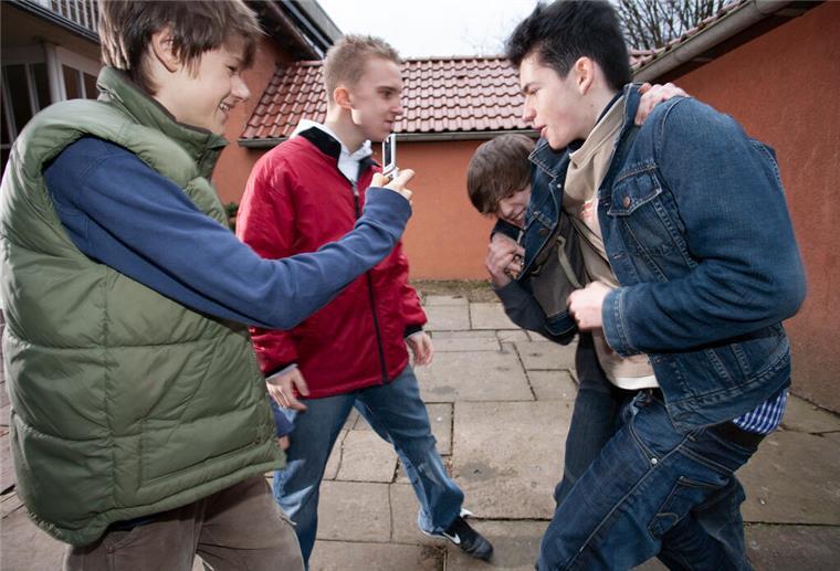 Die Hälfte aller Lehrer beobachtet Gewalt an Schulen Schlägereien unter Schülern - wie hier auf dem Symbolfoto - gibt es immer wieder.