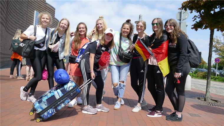 Schlafen in den Räumen der Tanzschule Beer und hoffen auf viele Erfolge bei der Europameisterschaft im Hip-Hop, Breakdance und Electric Boogie: "Its your dance" aus Emsdetten.