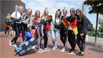 Schlafen in den Räumen der Tanzschule Beer und hoffen auf viele Erfolge bei der Europameisterschaft im Hip-Hop, Breakdance und Electric Boogie: "Its your dance" aus Emsdetten.