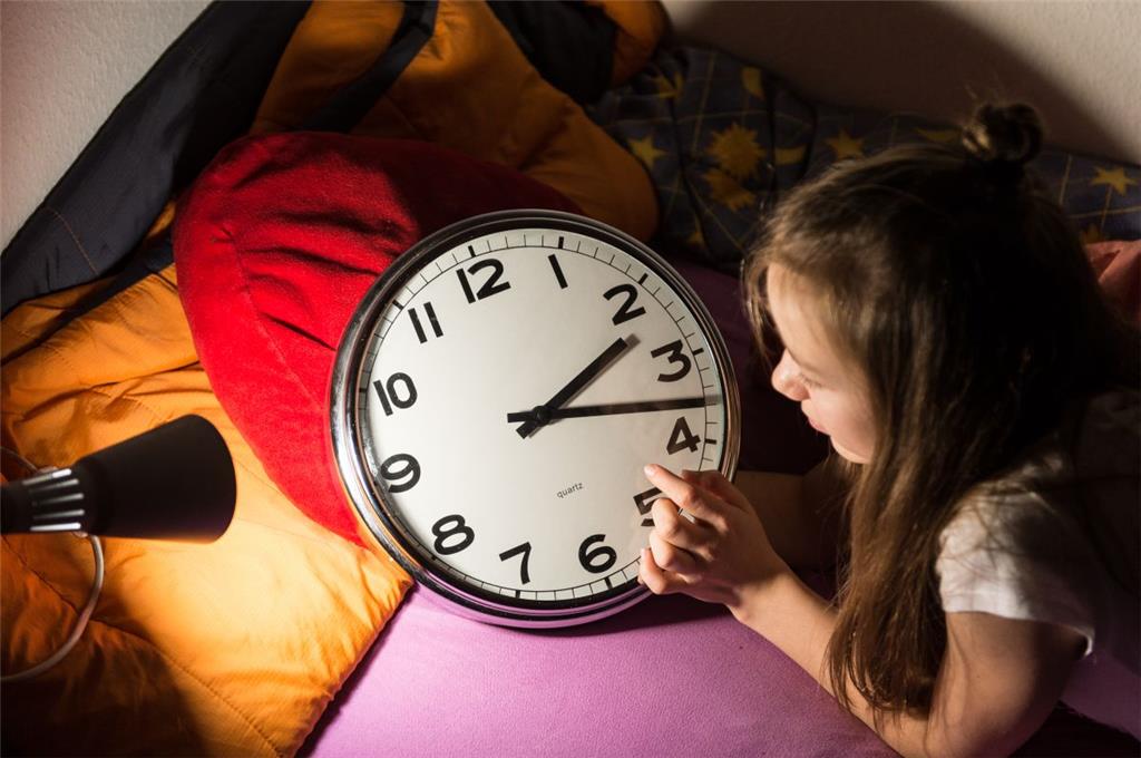 Schlafenszeit: Wer spät ins Bett geht und kurz schläft, ist früh eher zerknautscht und griesgrämig. Früher schlafen gehen kann helfen, am Morgen fitter zu sein. Wichtig sei dabei Regelmäßigkeit. &quot;So justiert man seine innere Uhr.&quot;