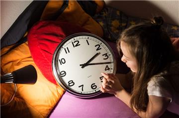 Schlafenszeit: Wer spät ins Bett geht und kurz schläft, ist früh eher zerknautscht und griesgrämig. Früher schlafen gehen kann helfen, am Morgen fitter zu sein. Wichtig sei dabei Regelmäßigkeit. &quot;So justiert man seine innere Uhr.&quot;