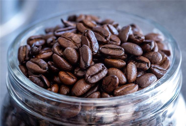 Kaffee direkt nach dem Aufstehen? Experten raten klar davon ab Ein Glas voller Kaffeebohnen