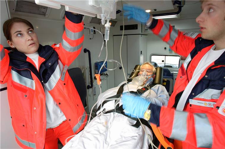 Das Leben nach dem Schlaganfall Schlaganfallpatienten müssen so schnell wie möglich medizinisch versorgt werden.