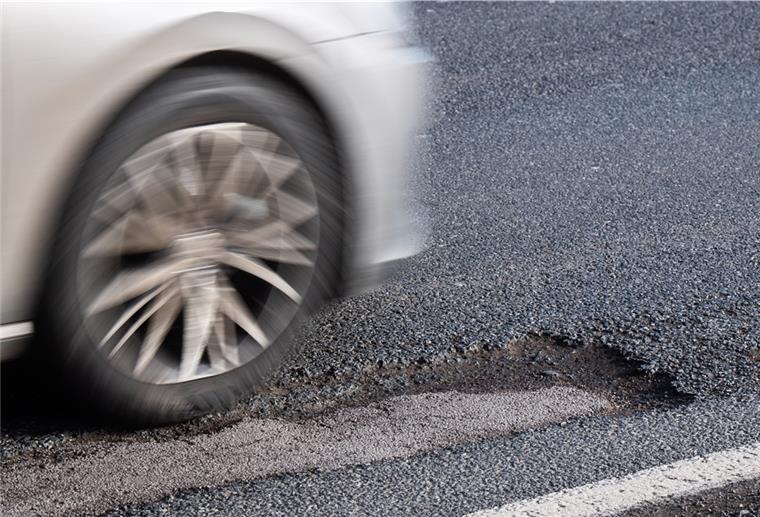 Wird die kaputte L128 endlich saniert? Schlaglöcher und Bodenwellen prägen das Bild der Landesstraße 128 zwischen Köhlen und Osterndorf.
