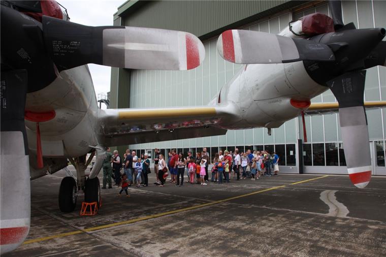 Tag der offenen Tür: Auf Tuchfühlung mit den Marinefliegern in Nordholz Schlange stehen bei den Marinefliegern: Am Dienstag werden bis zu 5000 Leute in Nordholz erwartet.