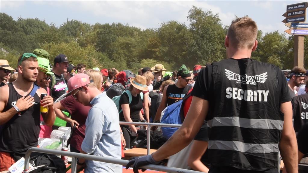 Schlange stehen beim Deichbrand: Anreisetag am Donnerstag ist mit Warten verbund...