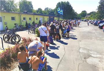 Schlange stehen, statt Abkühlung: Hunderte Freibadbesucher mussten stundenlang vor dem Eingang ausharren.