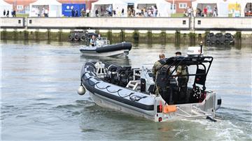 Schlauchboote der Deutschen Marine fahren durch den Hafen in Wilhelmshaven.