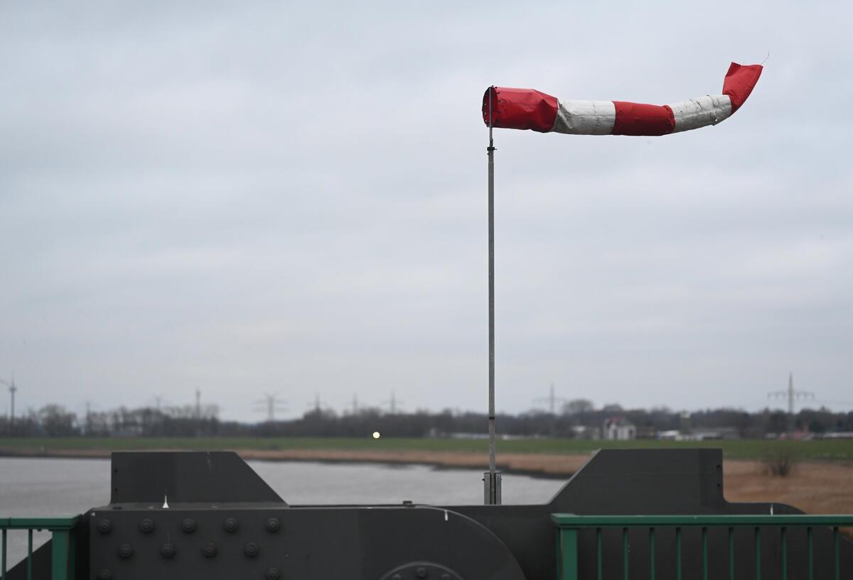 Ein Windbeutel steht waagerecht im Wind auf der Jann-Berghaus-Brücke in Leer Ostfriesland.