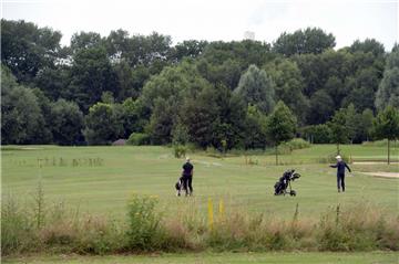Schlechte Nachricht für die Golfer im Bürgerpark: Die Stadt will über nachträgliche Veränderungen am ausgehandelten Kaufvertrag nicht mehr mit sich reden lassen.  Foto Scheer