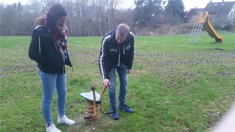 Freizeitcheck Beverstedt: Jugend sucht Spielraum Schlechte Noten für die Wippgeräte: Emelie Dörr und Lukas Lübken schauen sich die Geräte auf dem Spielplatz am Friedhof in Beverstedt ganz genau an. Foto Rendelsmann