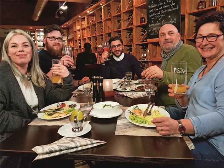Schlemmen im „Gezeiten“ in Bremerhaven (von links): Kim Schlarmann, Florian Neumann, Ali-Kara Ali, Michael und Anke Heine. 