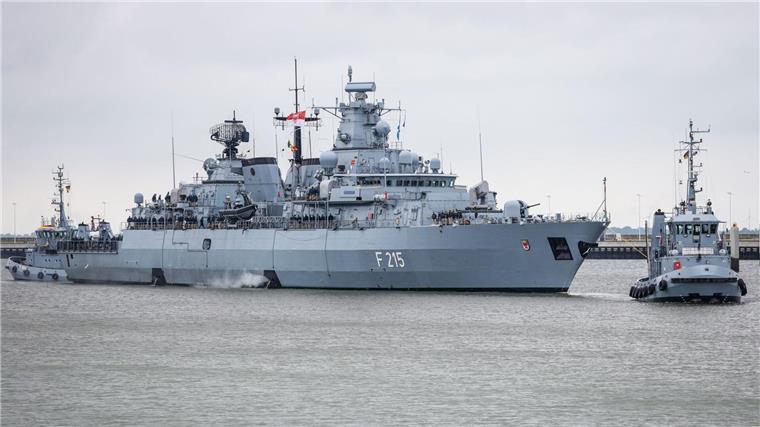 Fregatte „Brandenburg“ zurück von UN-Einsatz im Mittelmeer Schlepper bringen die Fregatte zurück.