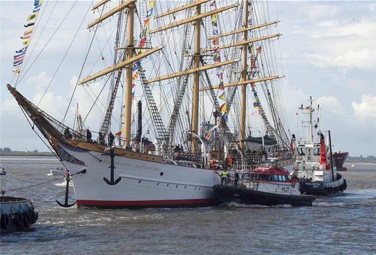 „Schulschiff Deutschland“: In Bremen sagt man Tschüss Schlepper eskortieren die „Schulschiff Deutschland“.