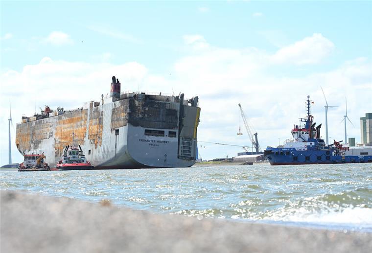 Nach Feuer: „Fremantle Highway“ im sicheren Hafen Schlepper ziehen den schwer beschädigten Autofrachter „Fremantle Highway“ in den Hafen.