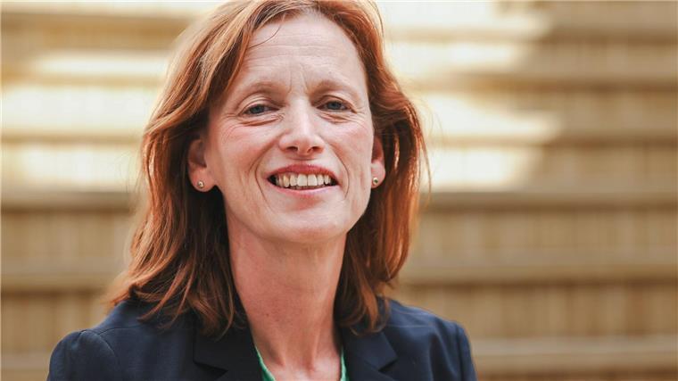 Friesisch-Unterricht in kleineren Lerngruppen möglich Schleswig-Holsteins Bildungsministerin Karin Prien schaut in die Kamera.