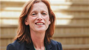 Schleswig-Holsteins Bildungsministerin Karin Prien schaut in die Kamera.